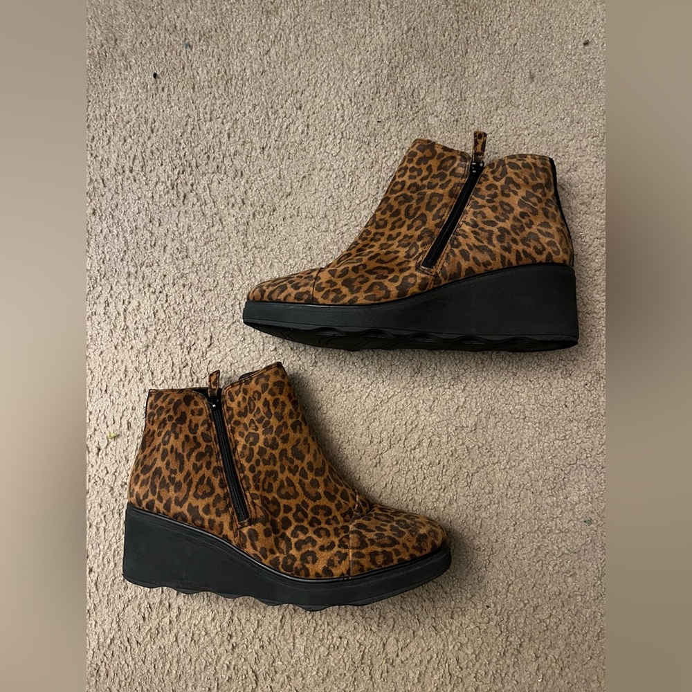 Clark’s Mazy Eastham leopard print suede upper booties with 2 1/2” wedge 11W - Picture 2 of 7